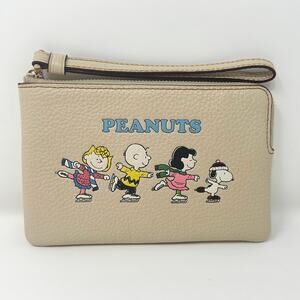 Coach X Peanuts Corner Zip Wristlet With Snoopy & Friends Motif Ivory CF213